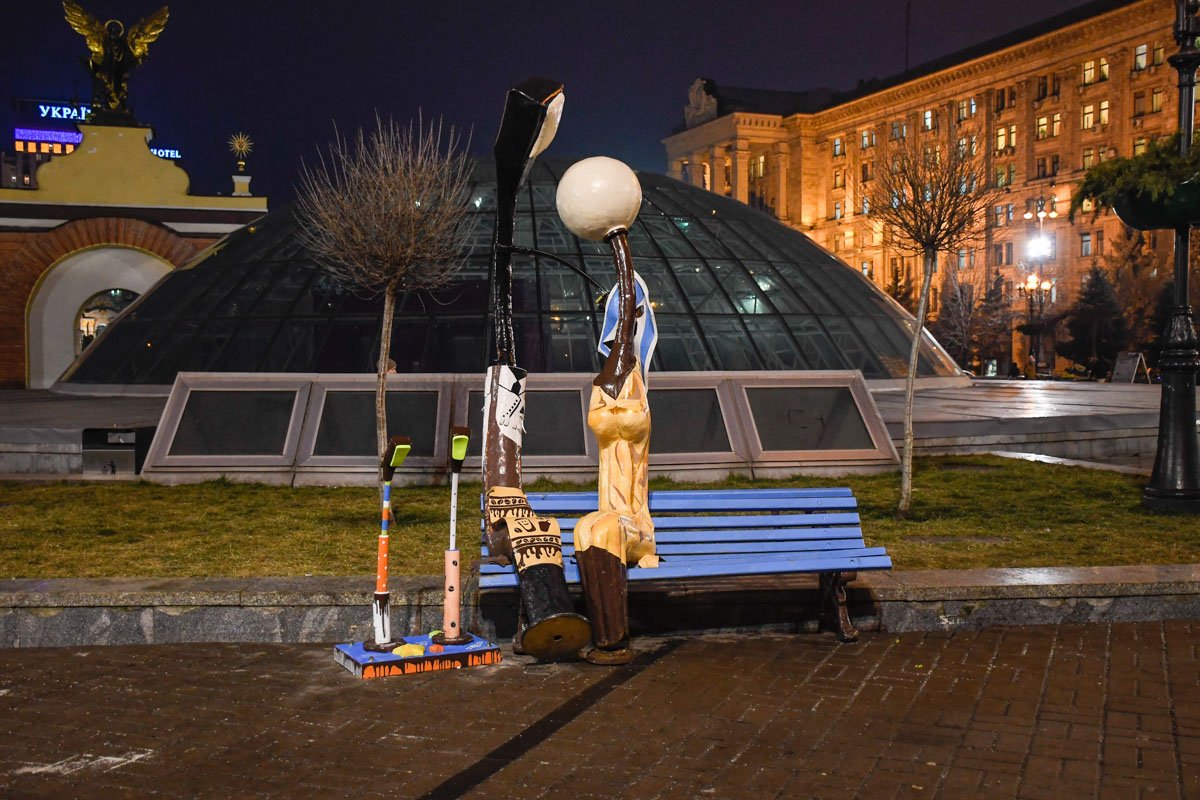 Семейка фонарей на Майдане радует глаз горожан в центре Киева