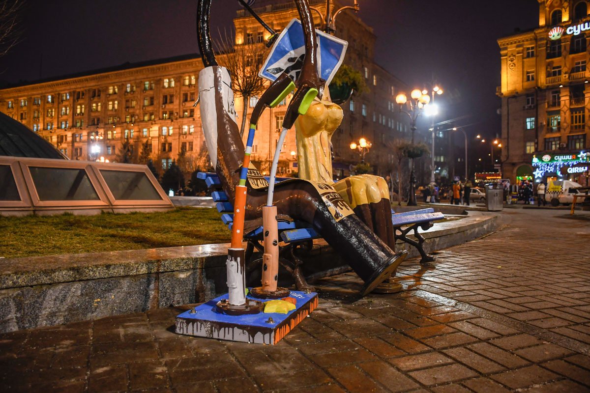 Каждый желающий может присесть на лавочку рядом с фонарями