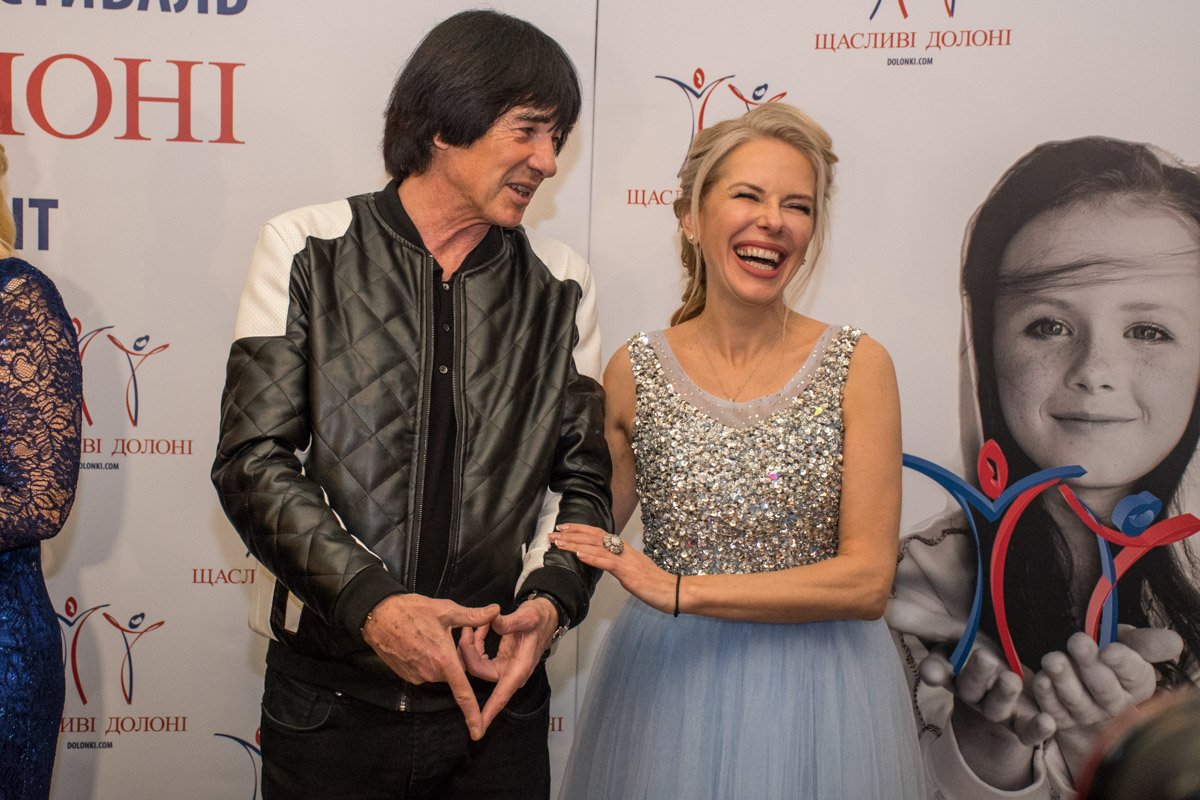 Основатель конкурса-фестиваля «Щасливі Долоні» Елена Поддубная и лидер группы Space Дидье Маруани Основатель конкурса-фестиваля «Щасливі Долоні» Елена Поддубная и лидер группы Space Дидье Маруани