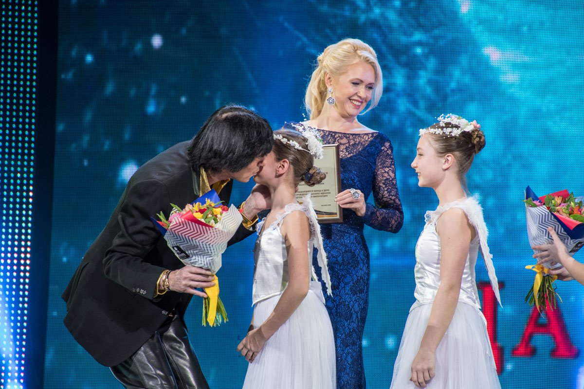 Дидье Маруани вручил деткам подарки Дидье Маруани вручил деткам подарки