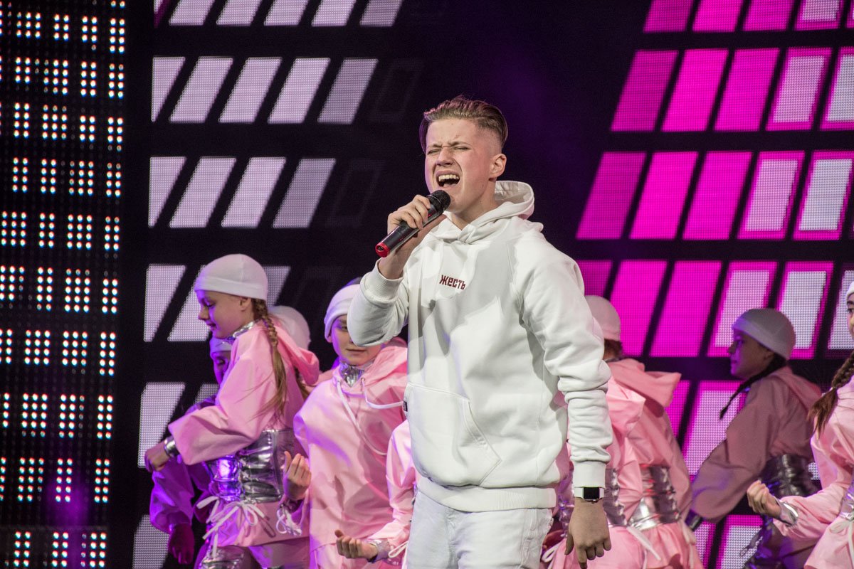 На сцене звучали зажигательные песни На сцене звучали зажигательные песни