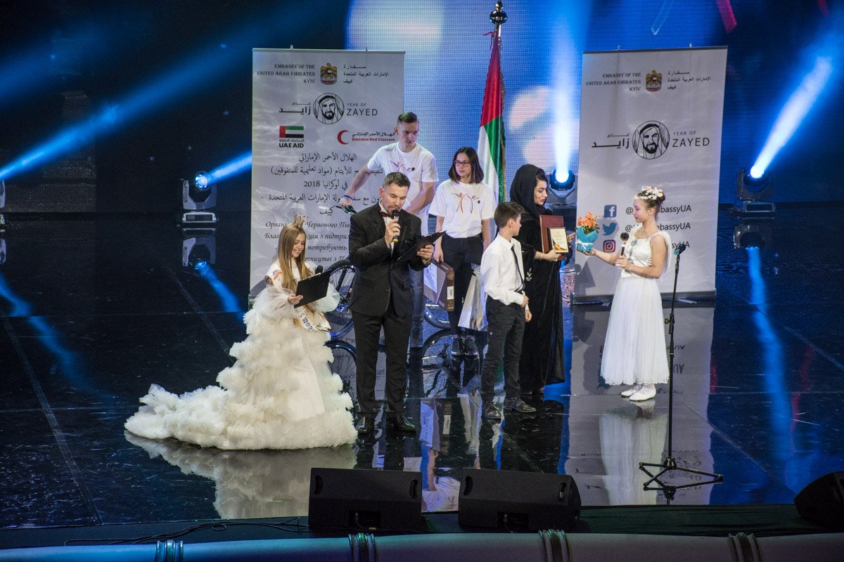 Награждала деток и представительница посольства ОАЭ Награждала деток и представительница посольства ОАЭ