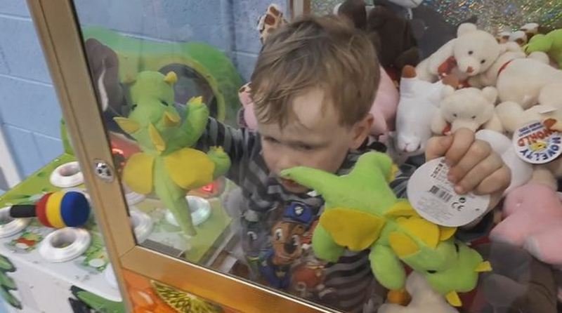 Малыш захотел игрушку и пробрался в автомат