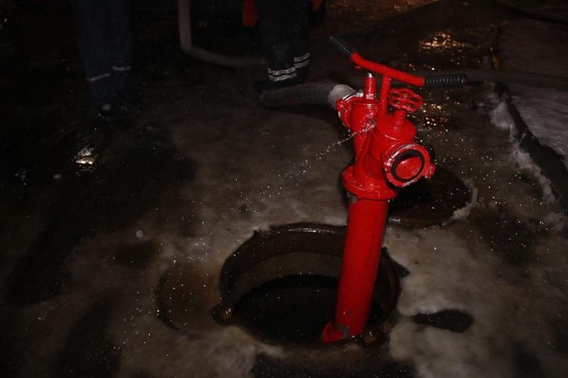 Сотрудники ГСЧС поставили гидрант, однако кондитеры говорят, что потушили огонь ведром воды
