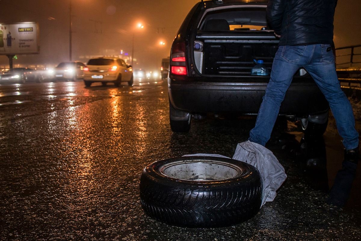 Из-за выбоин на дороги пострадали покрышки авто