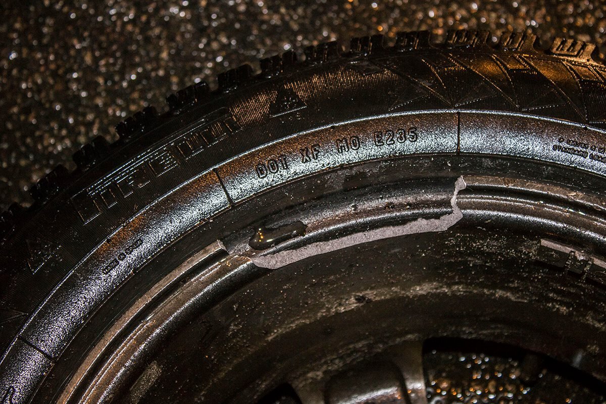 Авто въехало в яму - пострадали колеса