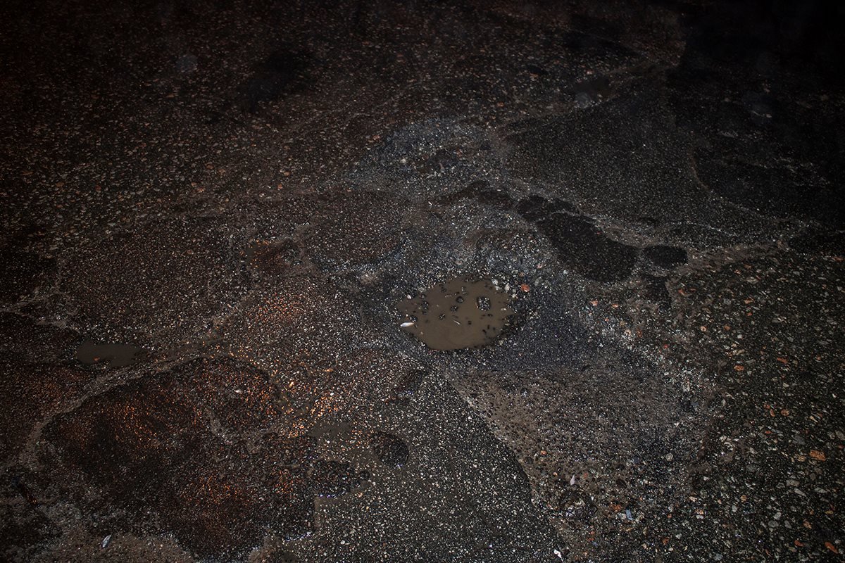 Во многих местах на Шулявском мосту покрытие повреждено 