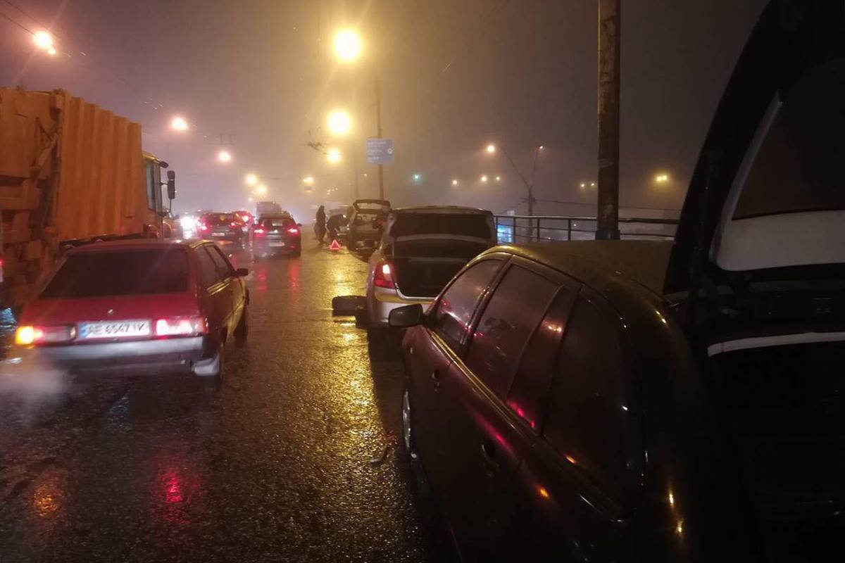 Фото водителя Skoda, авто которого попало в яму