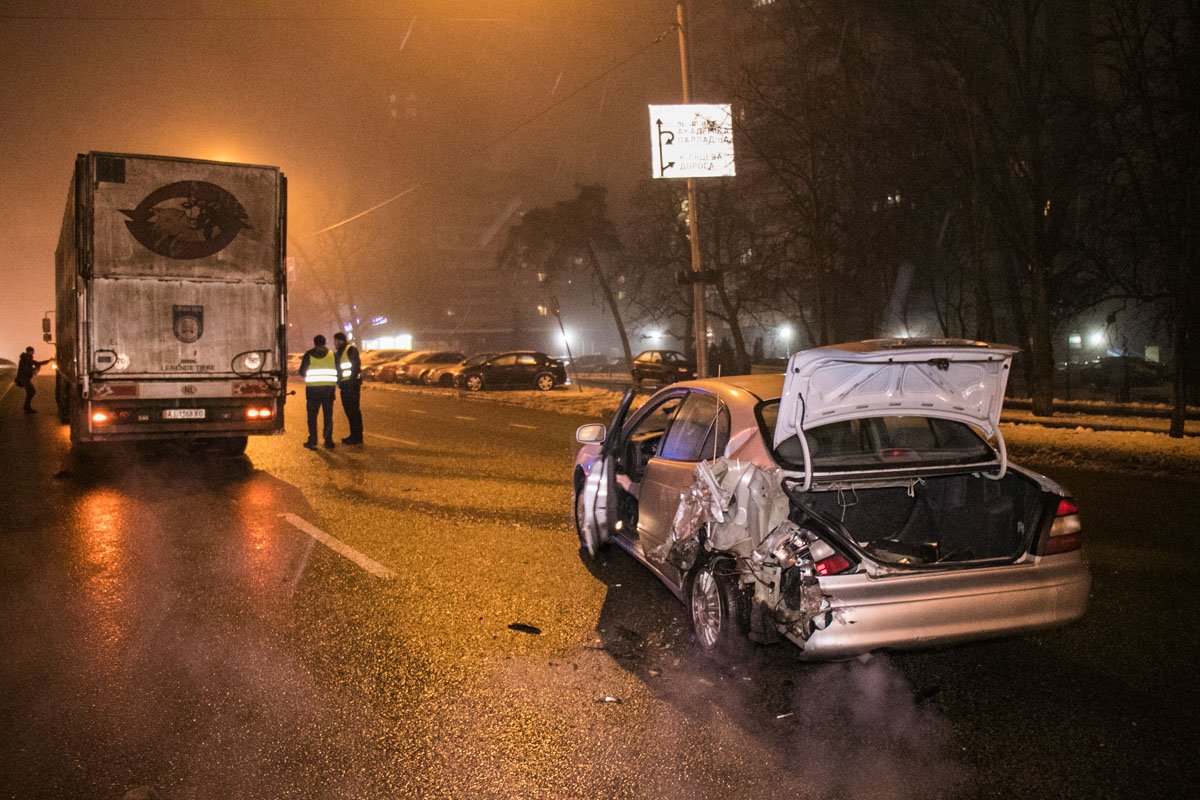 В грузовике везли свиней на забой В грузовике везли свиней на забой