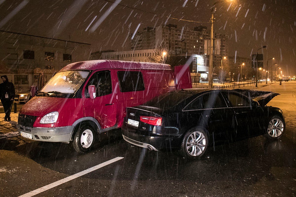 Audi врезался в грузовик на улице Ревуцкого