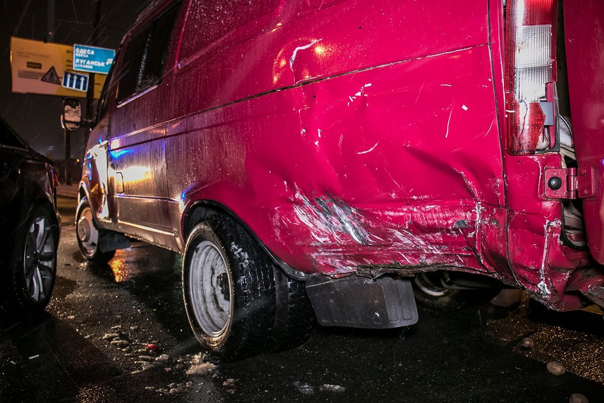 У грузовика поврежден бок