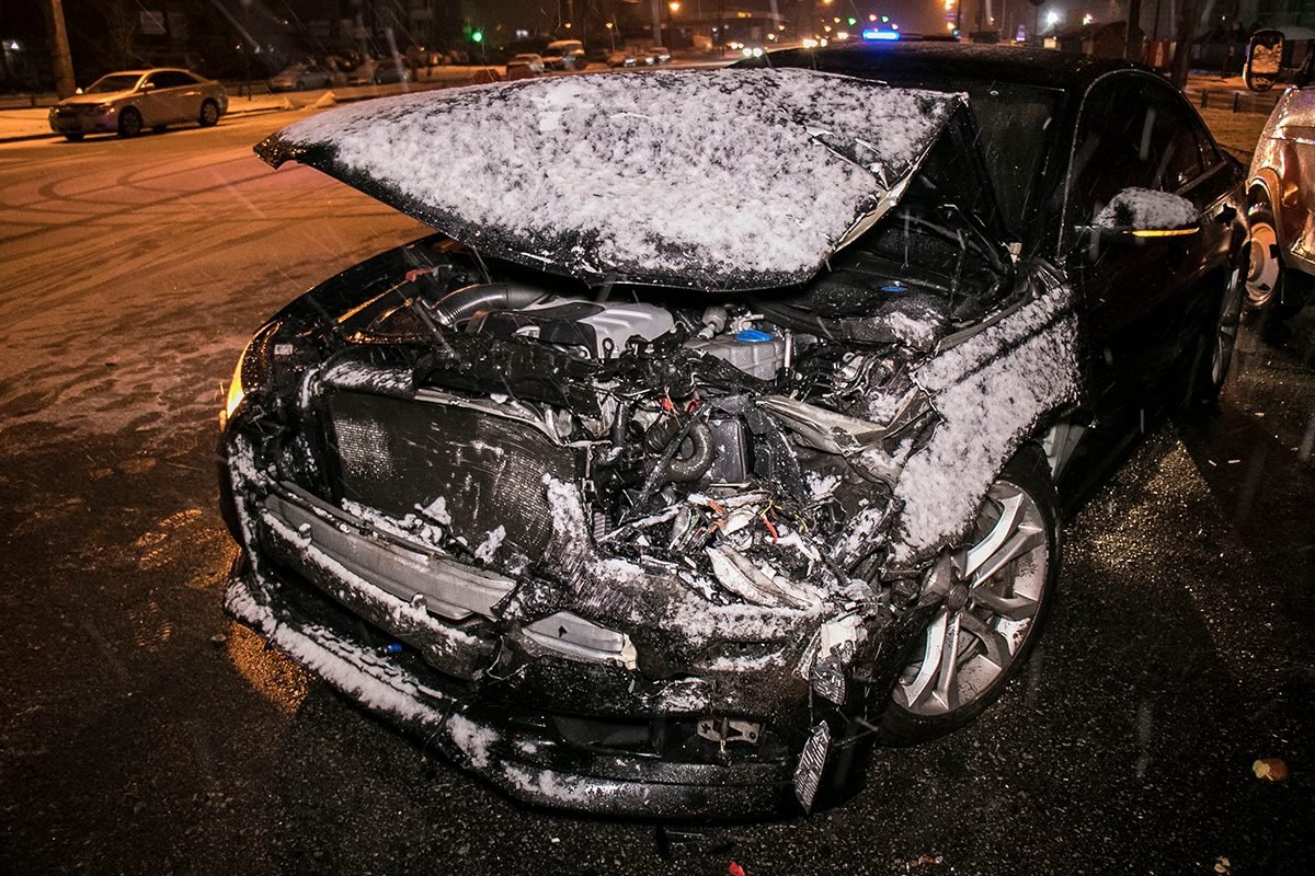 Также в результате столкновения у Audi сильно повредился капот 