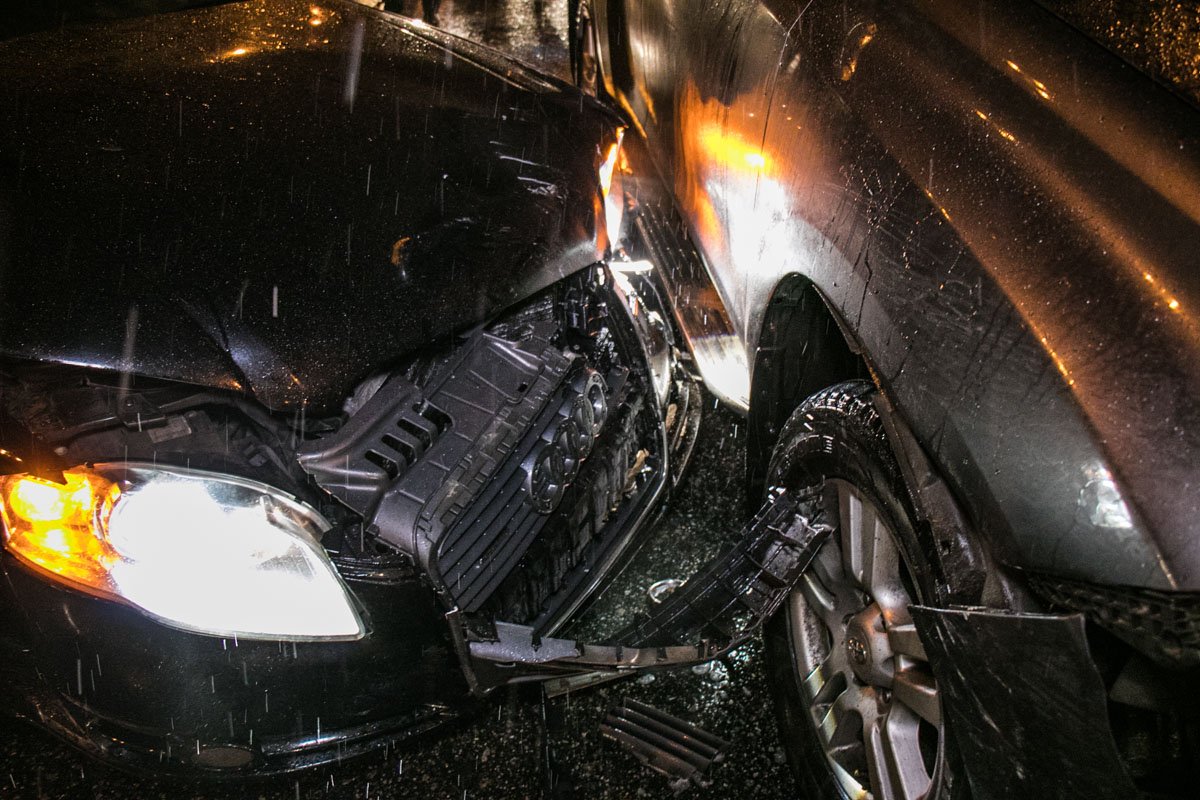 Audi удар пришелся на левую переднюю сторону