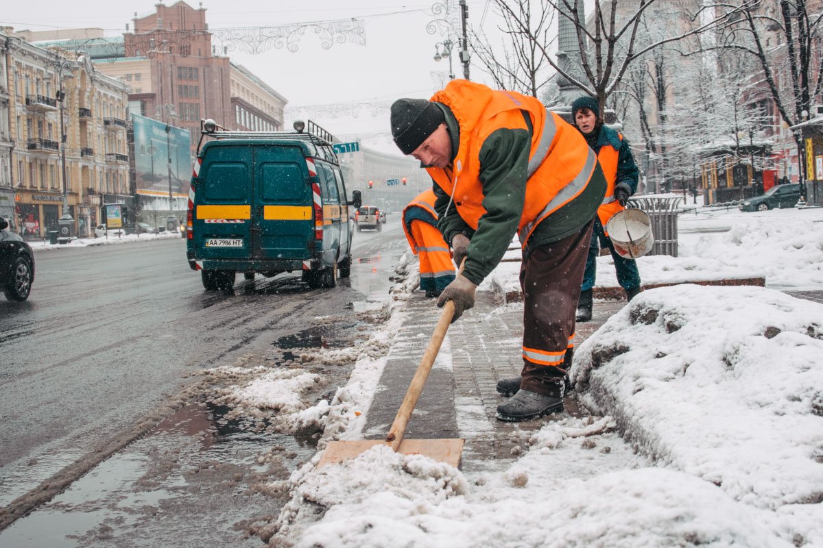 Утром в Киеве коммунальщики расчищают улицы города от снежных завалов