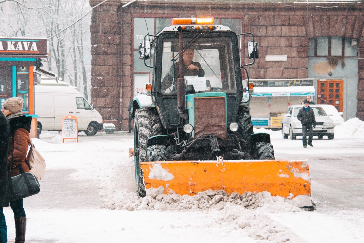 На улицы выехала даже снегоуборочная техника