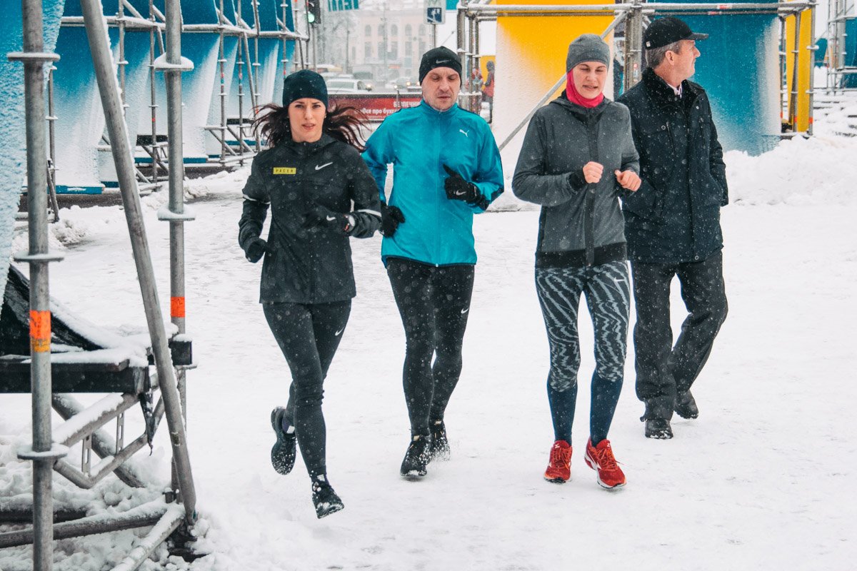 А вот настоящие спортсмены тренируются при любой погоде