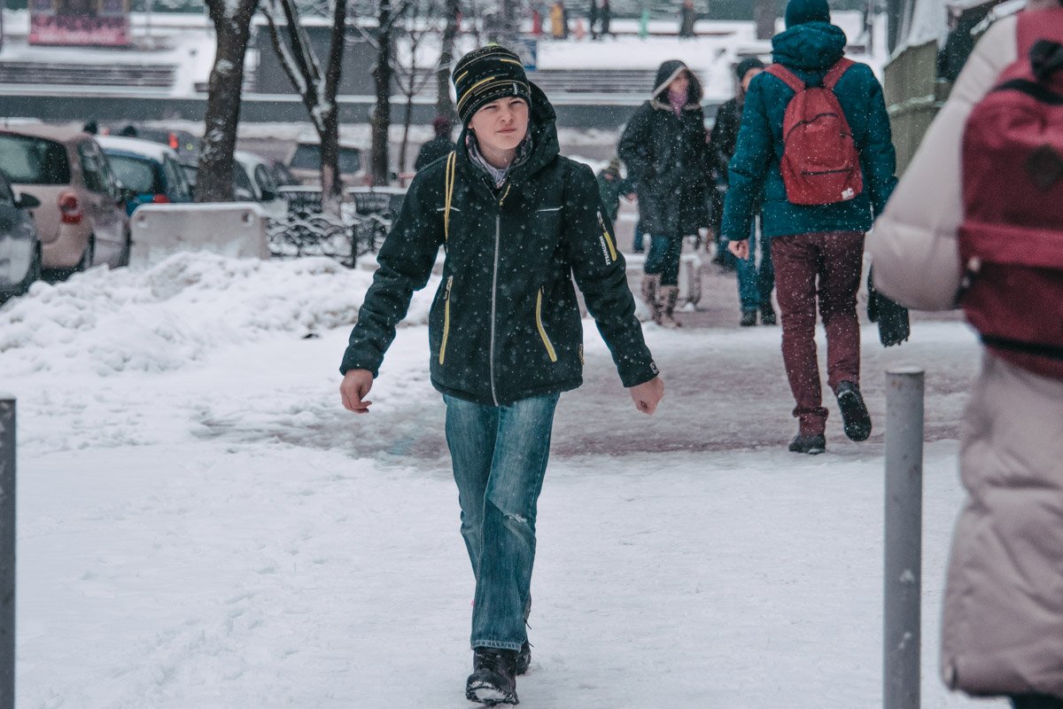 Даже в снежную погоду и выходной мы все спешим по своим делам