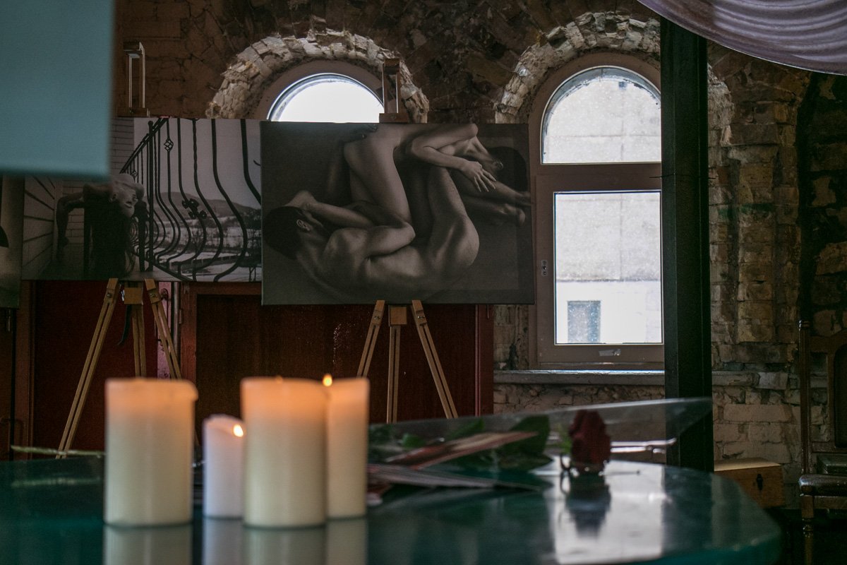 В помещении, где проводилась фотовыставка, организаторы создали особую атмосферу