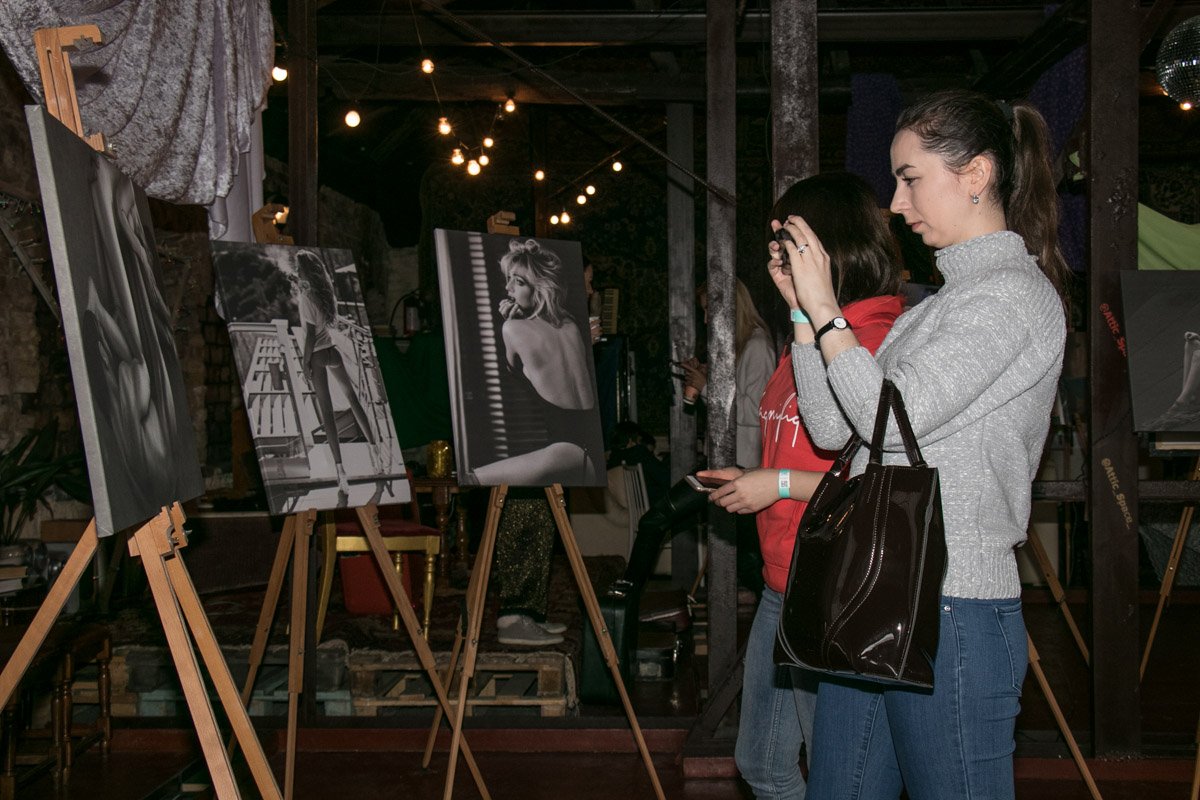 Зрители в зале очень много фотографировали