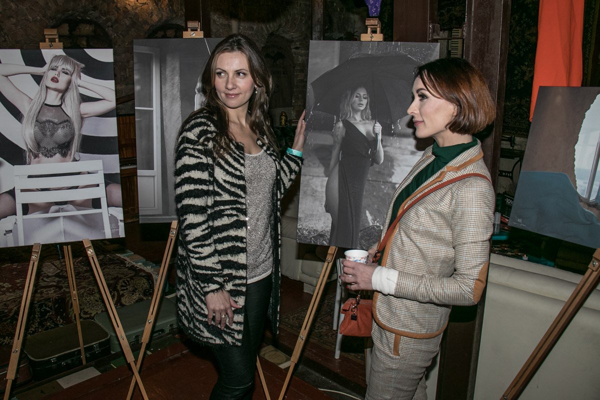 Также посетители фотографировались на фоне фоторабот