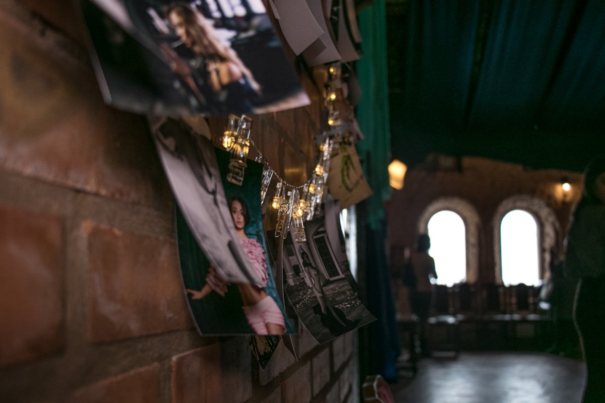 Все время проведения фотовыставки на фоне играла легкая ненавязчивая музыка, которая создавала особую атмосферу