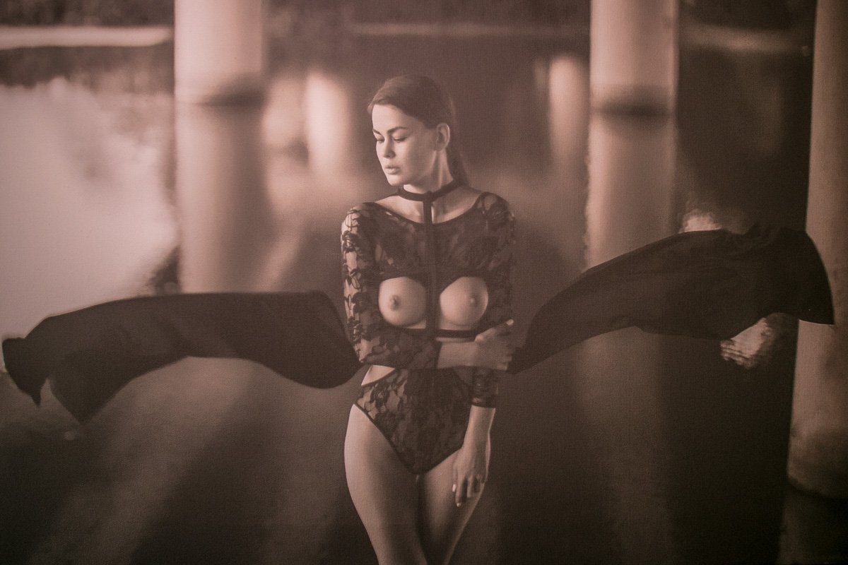 А на этом фото директор фотовыставки и одна из любимых моделей фотохудожницы