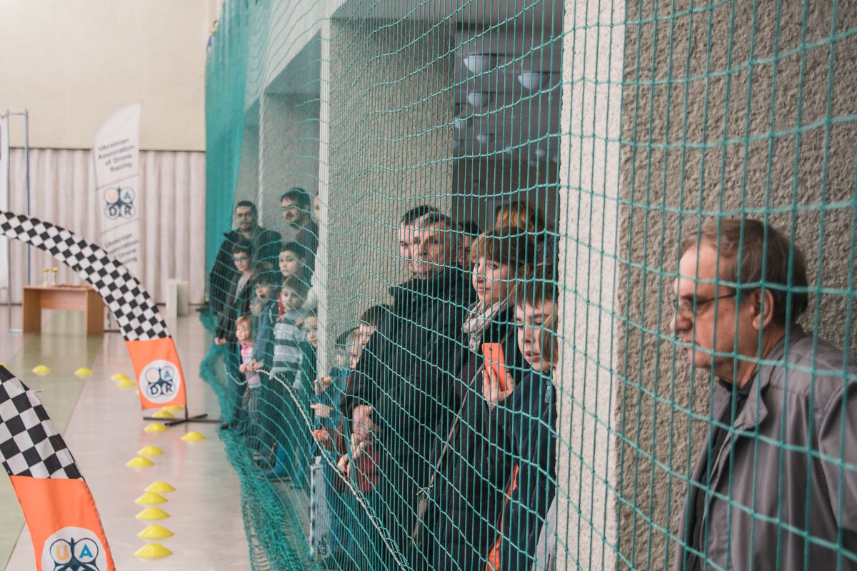 Зрители внимательно наблюдают за процессом соревнований