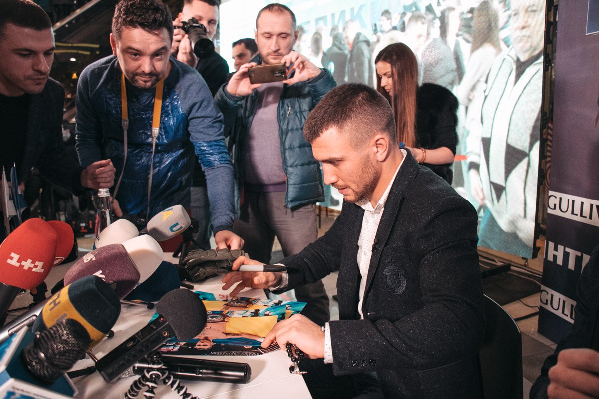 Боксер Василий Ломаченко встретился с киевскими фанатами 