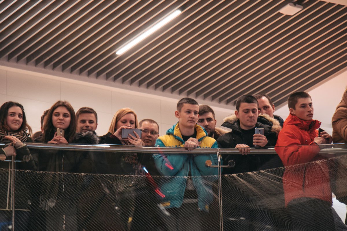 Ради спортсмена, в одном из ТРЦ столицы собрались десятки киевлян и жителей других городов 