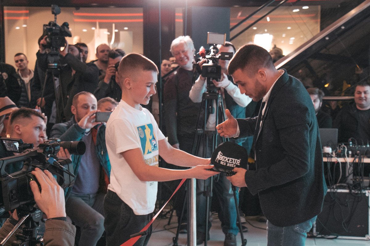 Юный фанат подарил Ломаченко подарок к предстоящему юбилею 