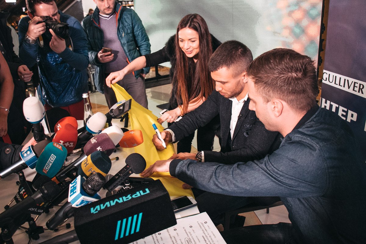 Каждый получил автограф от Василия Ломаченко 