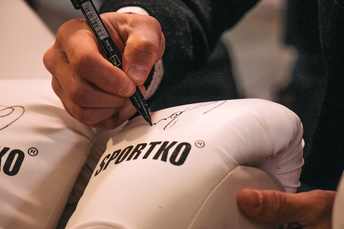 Боксер расписался на перчатках 