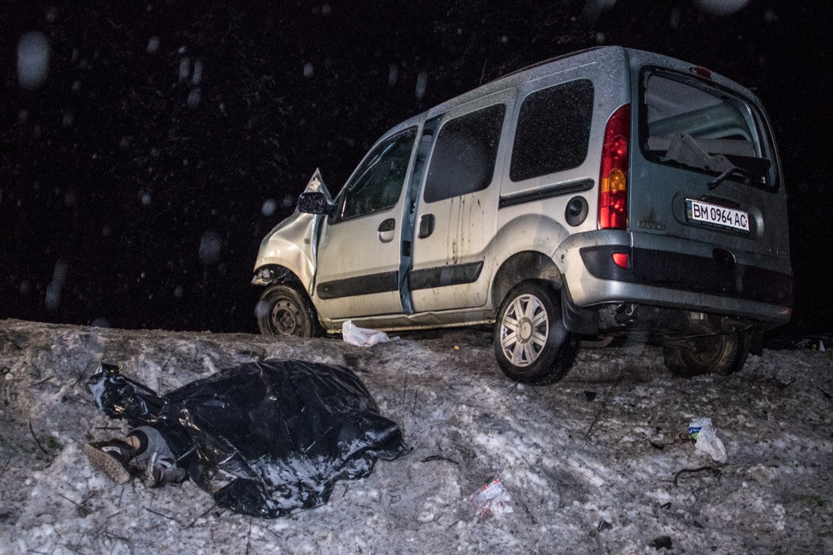 Тела погибших долго лежали на дороге Тела погибших долго лежали на дороге