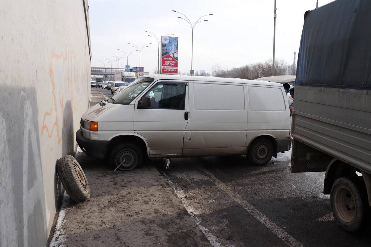 На съезде с Дарницкого мостастолкнулись два микроавтобуса Volkswagen