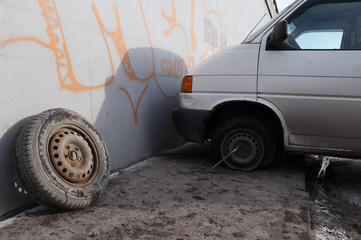 От удара один из них оказался на тротуаре 