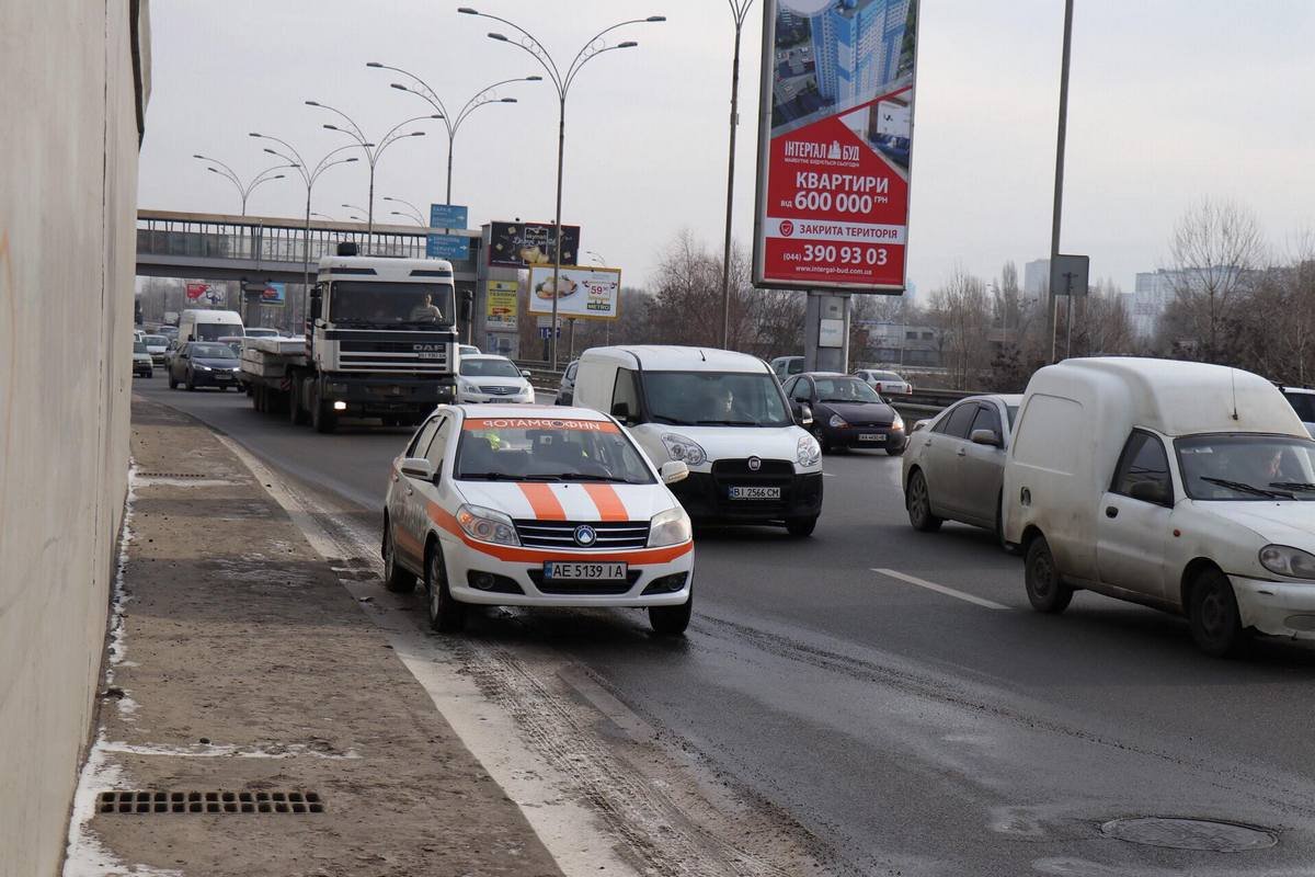 Сейчас движение транспорта на этом участке не затруднено 