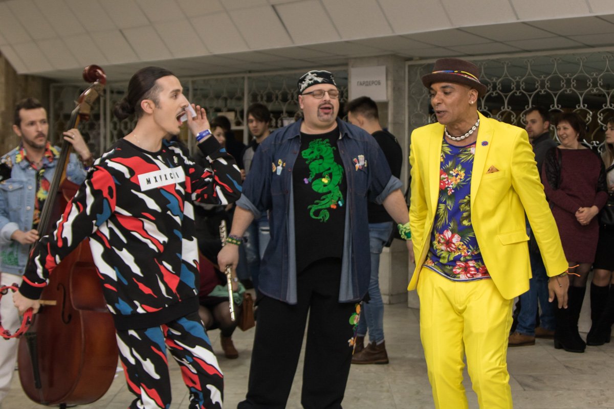 THE ВЙО развлекали зрителей до начала концерта в коридоре 