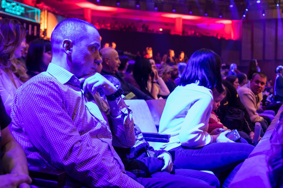 Собрался полный зал зрителей 