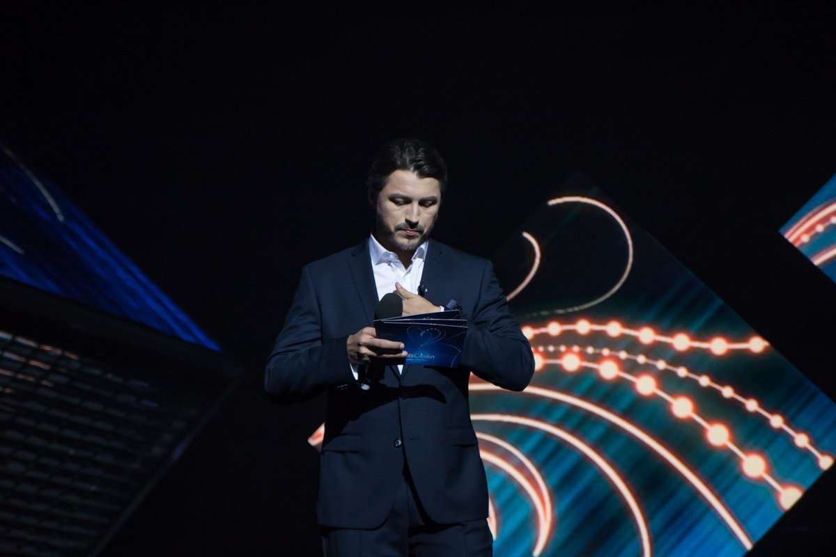 Во время рекламы Притула сосредоточено готовится к эфиру 