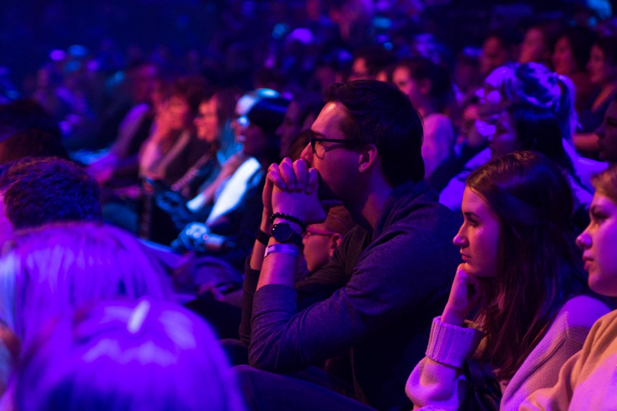 Зрители внимательно смотрят, ведь им тоже оценивать и выбирать лучшего