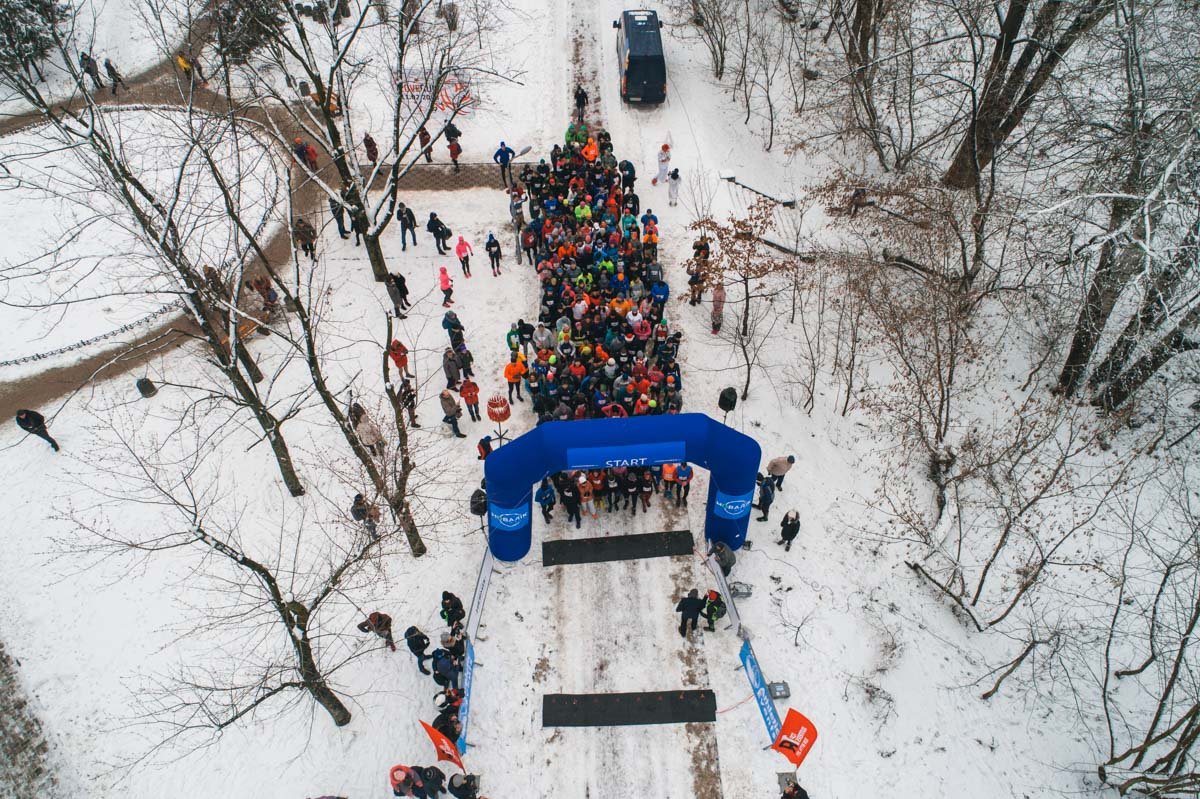 В забеге приняли участие большое количество влюбленных пар