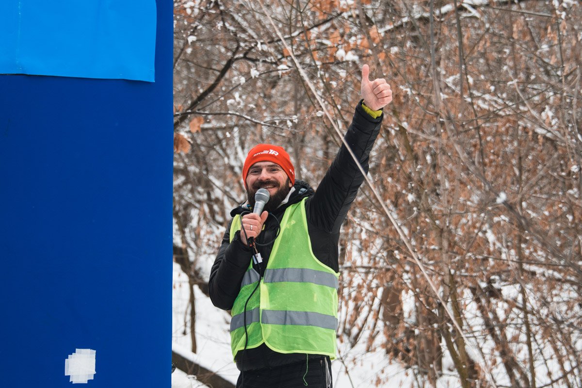Ведущий дает старт соревнованиям