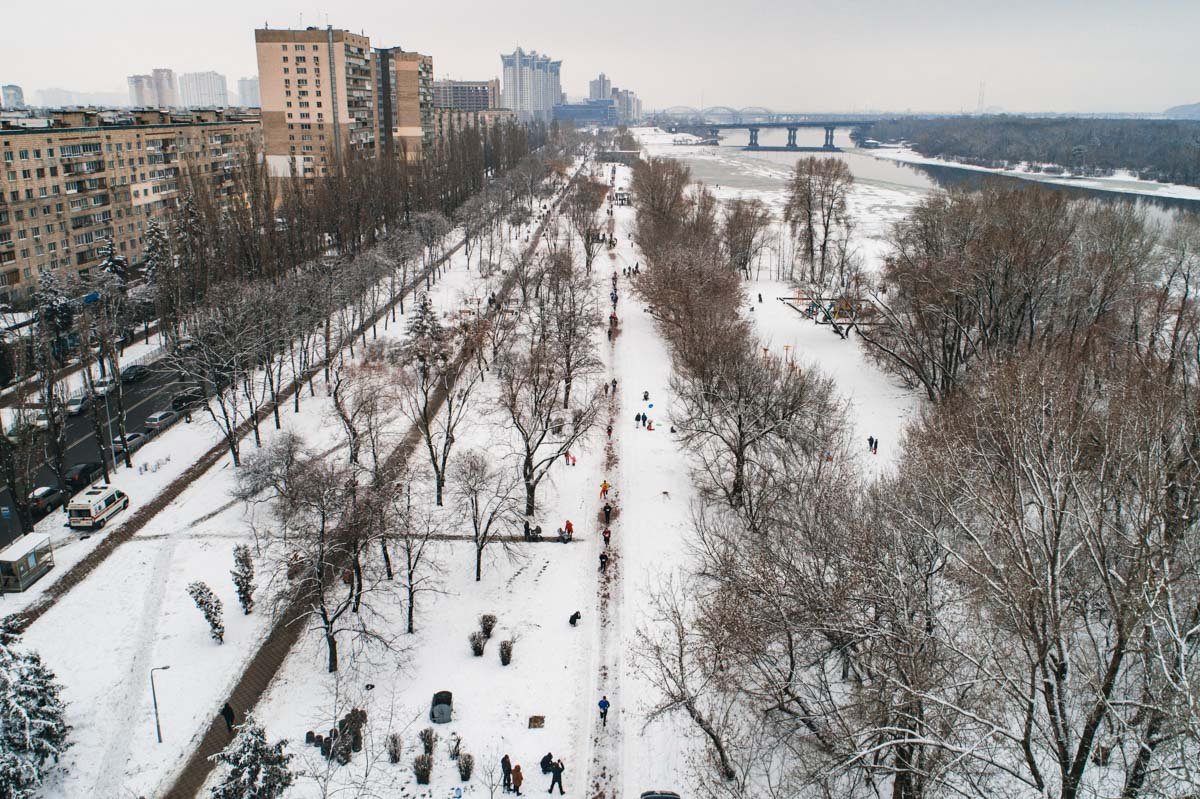 Трасса для бегунов традиционно проходила по Русановской набережной