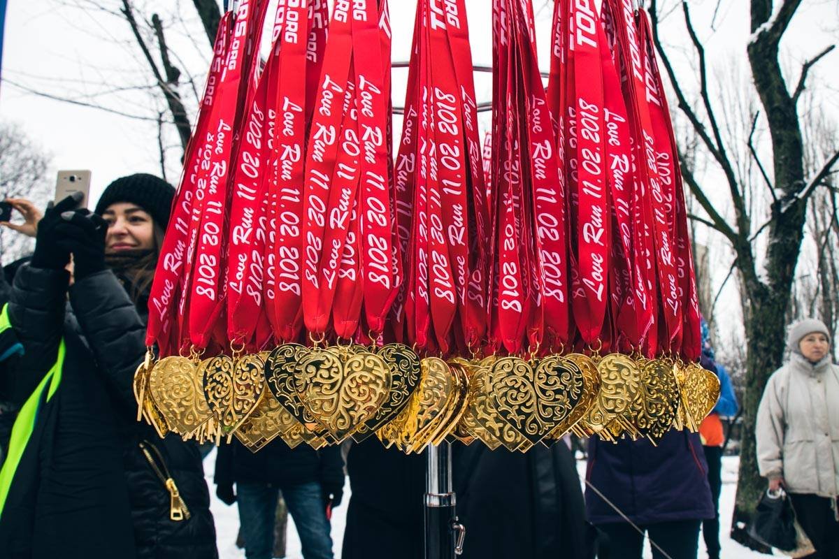 На финише всех ожидали необычные медали