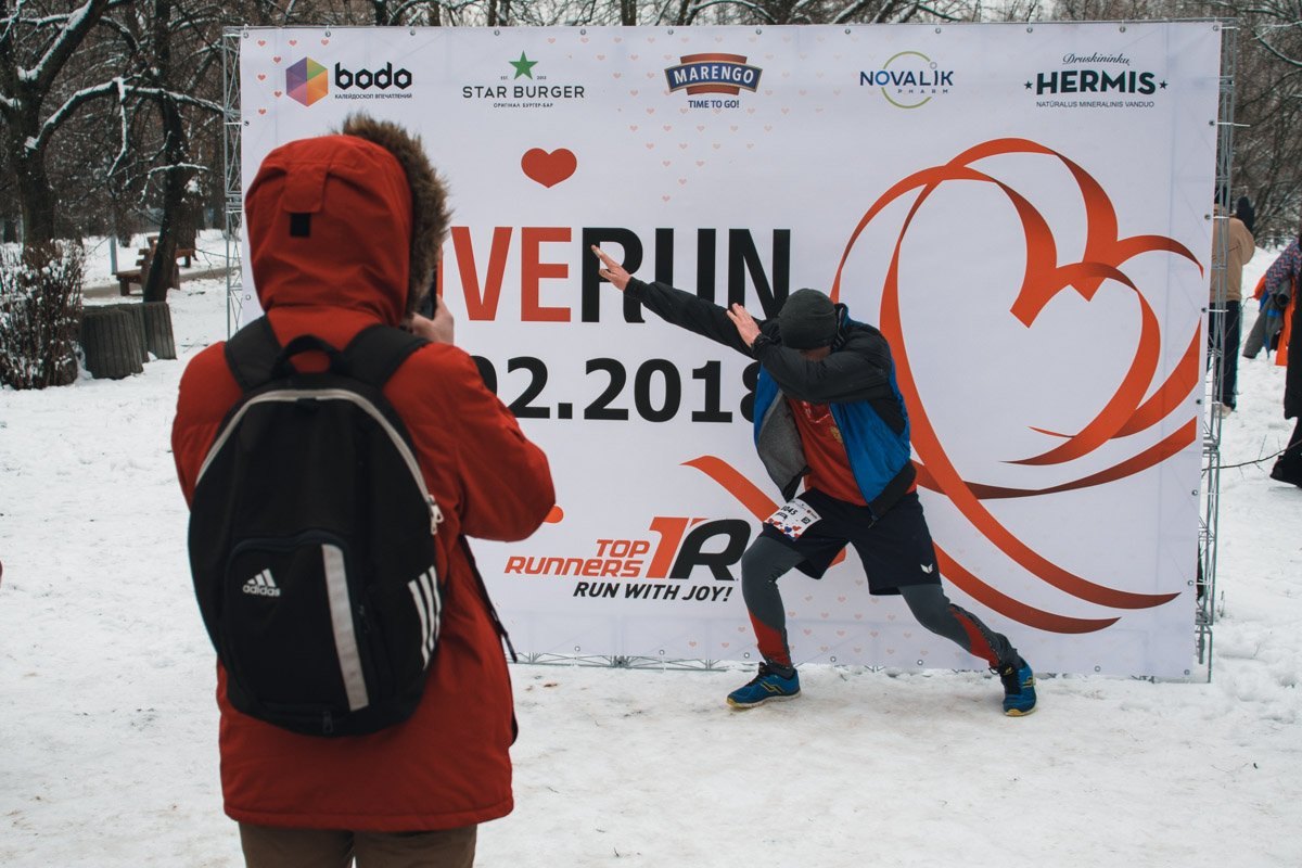 На финише участники делали фото на фоне официального бренд-волла забега