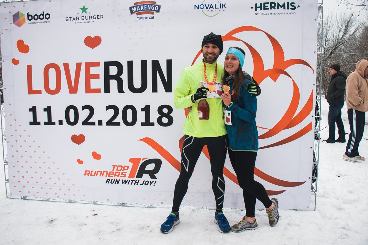 Все участники соревнований, помимо медалей, на финише получили призовое шампанское