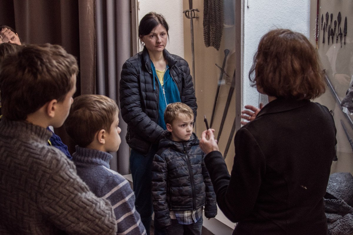 Посетителям рассказывали об истории оружия и военного оснащения Посетителям рассказывали об истории оружия и военного оснащения