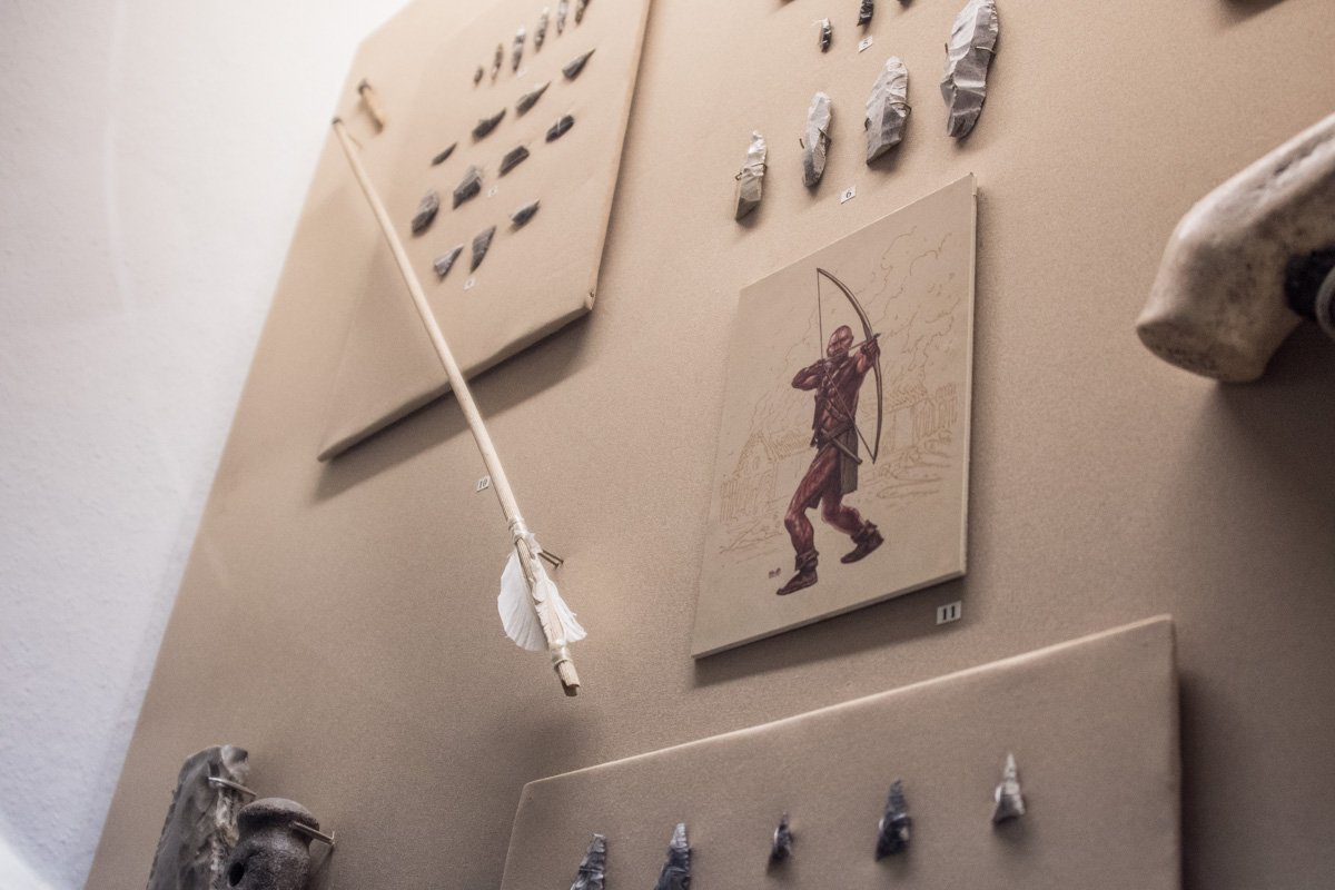 Рядом в оружием прикреплены снимки воинов в древние времена Рядом в оружием прикреплены снимки воинов в древние времена