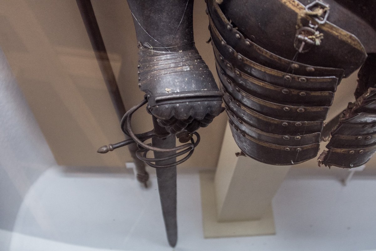 Немало предметов вооружения поступило в музей из национализированных большевиками частных коллекций Немало предметов вооружения поступило в музей из национализированных большевиками частных коллекций