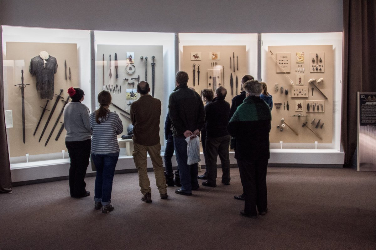 Посетители внимательно изучают особенности военного обмундирования Посетители внимательно изучают особенности военного обмундирования